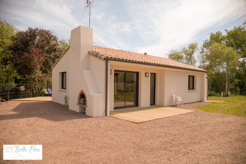 Le Gîte de belle Élise vous accueille à St Jean de Monts, une villa de 2 à 6 personnes avec son jacuzzi sur un grand terrain clôturé.