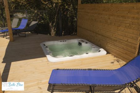 Le Jacuzzi- Le Gîte de la Belle Élise vous accueille à St Jean de Monts dans une villa 2-6 personnes avec son jacuzzi sur un grand terrain clôturé.